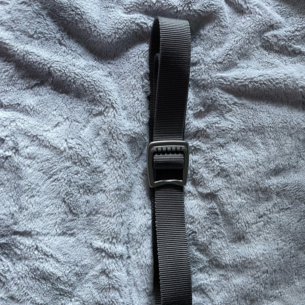 NWOT VINEYARD VINES MENS SOLID ON-THE-GO PERFORMANCE BELT SIZE MEDIUM.